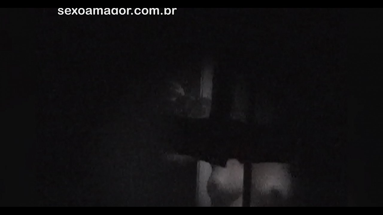 Blondie bakal diam-diam videotaped dening tetanggan voyeur umpetaken konco bricks kothong